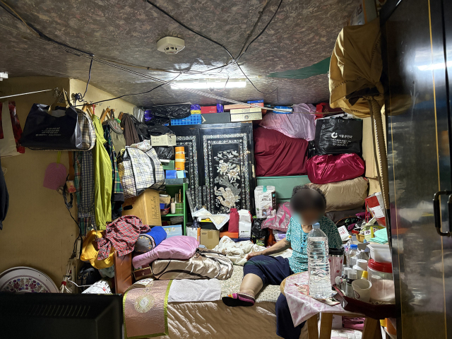 김모(여·84) 씨가 약 2평 남짓한 방 침대에 앉아 있다. 사진=김세영 기자