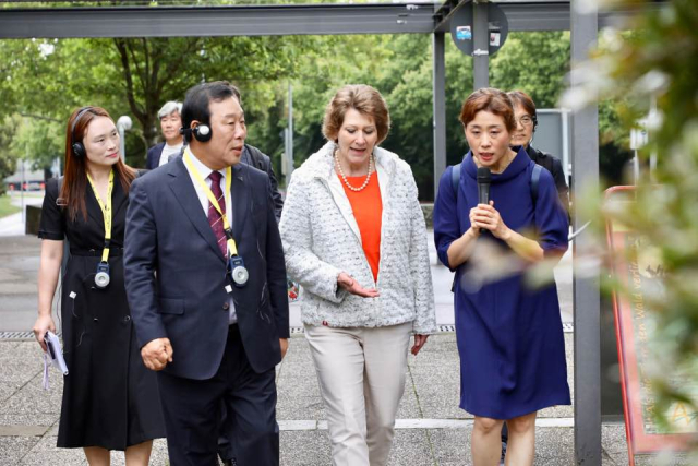 독일 슈투트가르트시 킬레스베르크 공원에서 최민호 세종시장 등 세종시 방문단은 25일 카롤라 오르트만 도시녹지·묘지·산림 사무국장과 간담회를 가졌다. 사진=독일 슈투트가르트 김일순 기자