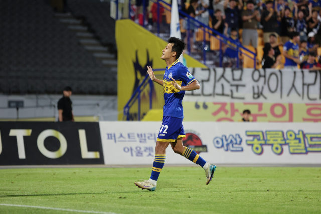 26일 이순신종합운동장에서 치러진 ‘하나은행 K리그2 2025’ 22라운드 아산과 화성FC 간의 경기는 1대 1 무승부로 마무리됐다. 후반 득점을 터트린 아산 한교원이 세리머니를 하고 있다. 한국프로축구연맹 제공.