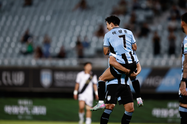 천안시티FC가 26일 오후 천안종합운동장에서 열린 ‘하나은행 K리그2 2025’ 22라운드 경남FC와의 경기를 4대 0으로 이겼다. 이상준이 멀티골을 기록하고 동료와 함께 기뻐하고 있다. 한국프로축구연맹 제공.