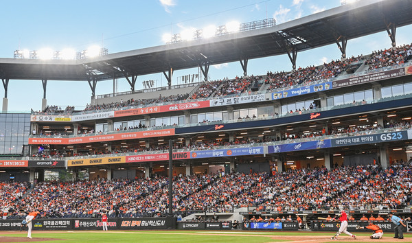 한화이글스가 1위를 달리고 있는 가운데 26일 2025 신한 SOL Bank KBO리그 한화이글스와 SSG 랜더스의 경기가 대전 한화생명볼파크에서 열려 야구장을 찾은 관중들이 응원을 하며 경기를 관람하고 있다. 김주형 기자 kjh2667_@cctoday.co.kr