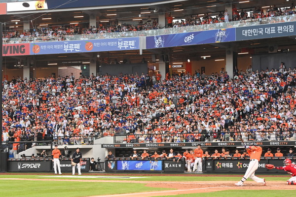 한화이글스가 1위를 달리고 있는 가운데 26일 2025 신한 SOL Bank KBO리그 한화이글스와 SSG 랜더스의 경기가 대전 한화생명볼파크에서 열려 야구장을 찾은 관중들이 응원을 하며 경기를 관람하고 있다. 김주형 기자 kjh2667_@cctoday.co.kr
