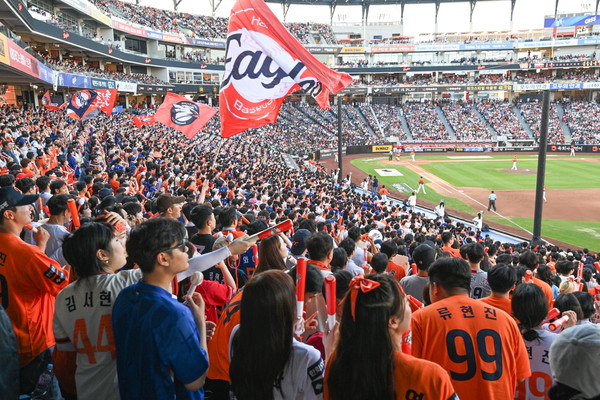한화이글스가 1위를 달리고 있는 가운데 26일 2025 신한 SOL Bank KBO리그 한화이글스와 SSG 랜더스의 경기가 대전 한화생명볼파크에서 열려 야구장을 찾은 관중들이 응원을 하며 경기를 관람하고 있다. 김주형 기자 kjh2667_@cctoday.co.kr
