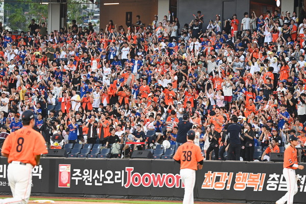 한화이글스가 1위를 달리고 있는 가운데 26일 2025 신한 SOL Bank KBO리그 한화이글스와 SSG 랜더스의 경기가 대전 한화생명볼파크에서 열려 야구장을 찾은 관중들이 응원을 하며 경기를 관람하고 있다. 김주형 기자 kjh2667_@cctoday.co.kr