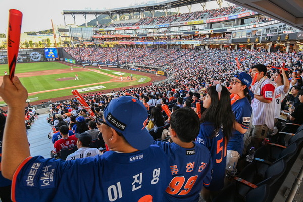 한화이글스가 1위를 달리고 있는 가운데 26일 2025 신한 SOL Bank KBO리그 한화이글스와 SSG 랜더스의 경기가 대전 한화생명볼파크에서 열려 야구장을 찾은 관중들이 응원을 하며 경기를 관람하고 있다. 김주형 기자 kjh2667_@cctoday.co.kr