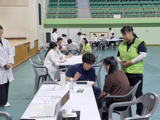 충남 서산시가 지난 27일 서산시민체육관에서 거주 외국인과 다문화가족 대상을 위한 찾아가는 맞춤형 의료서비스 ‘2025 사랑의 의료봉사’를 성황리에 개최했다.(사진=전종원 기자)