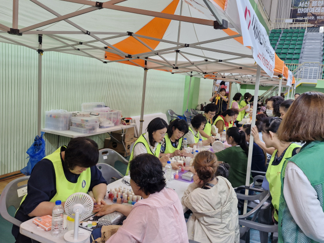 충남 서산시가 지난 27일 서산시민체육관에서 거주 외국인과 다문화가족 대상을 위한 찾아가는 맞춤형 의료서비스 ‘2025 사랑의 의료봉사’를 성황리에 개최했다.
