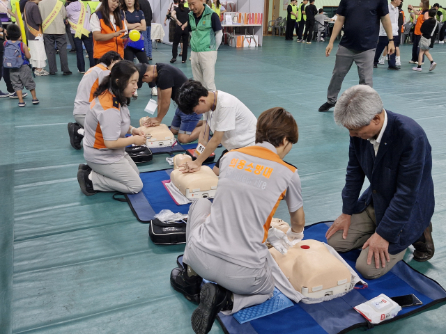 충남 서산시가 지난 27일 서산시민체육관에서 거주 외국인과 다문화가족 대상을 위한 찾아가는 맞춤형 의료서비스 ‘2025 사랑의 의료봉사’를 성황리에 개최했다.