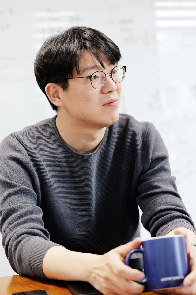 28일 KAIST에 따르면 김재경 수리과학과 교수 연구팀 연구원과 기초과학연구원 의생명 수학그 룹이 개발한 개인 맞춤형 수면 가이드 알고리즘이 삼성전자와 협업을 통해 글로벌 사용자들에게 제공된다고 밝혔다. KAIST 제공