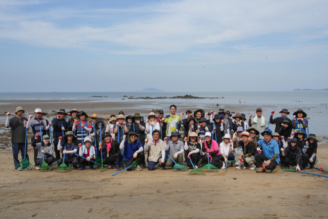 서천군 공직자들이 집중호우로 떠 밀려온 해양쓰레기 수거 정화활동을 펼쳤다. 사진=서천군 제공.