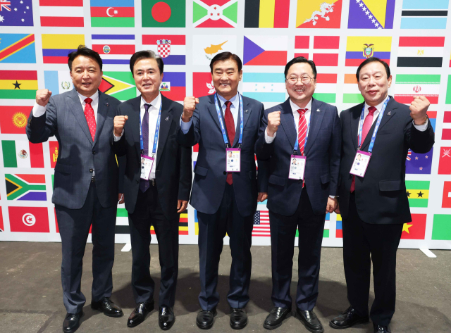 지난 27일(현지시간) 이장우 대전시장 등 충청권 4개 시도지사와 강창희 조직위원장이 ‘2025 라인-루르 하계 유니버시아드대회’ 폐회식에 참석했다.(왼쪽부터 김영환 충북지사, 김태흠 충남지사, 강창희 조직위원장, 이장우 대전시장, 최민호 세종시장). 대전시 제공.