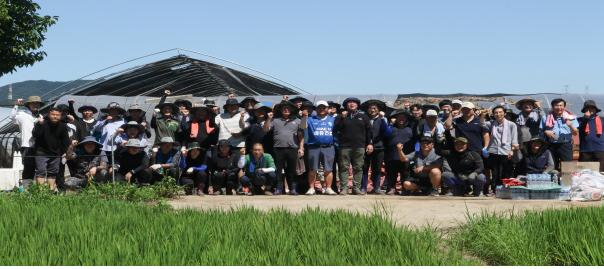 충남버스운송사업조합 임직원들이 아산시 수해복구 현장에서 봉사활동을 한 후 기념촬영을 했다. 충남버스운송사업조합 제공