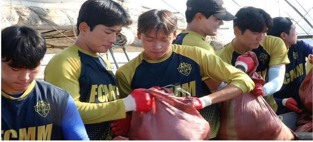 충남아산FC 선수들이 아산시 수해피해 현장을 찾아 봉사활동을 하고 있다. 아산FC 제공