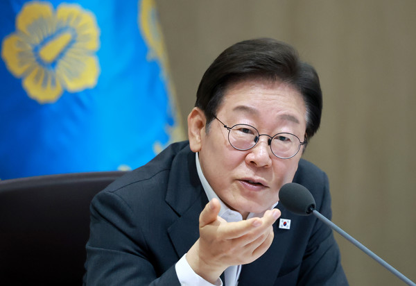 이재명 대통령이 29일 서울 용산 대통령실 청사에서 열린 국무회의에서 산불, 산사태 대책 논의를 하며 송미령 농림축산식품부 장관에게 질문을 하고 있다. 사진=연합뉴스 제공