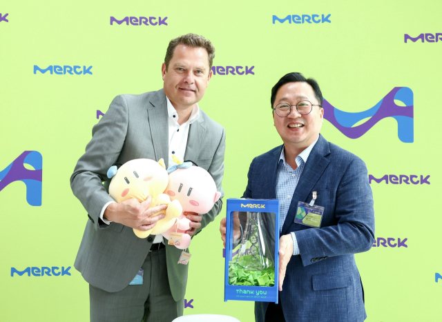 이장우 대전시장(오른쪽)이 지난 28일(현지시간) 독일 다름슈타트에 위치한 머크(Merck) 본사를 방문하고, 쟝–샤를 위르트 신임 라이프 사이언스 CEO와 만나 상호 협력 방안을 논의했다. 대전시 제공