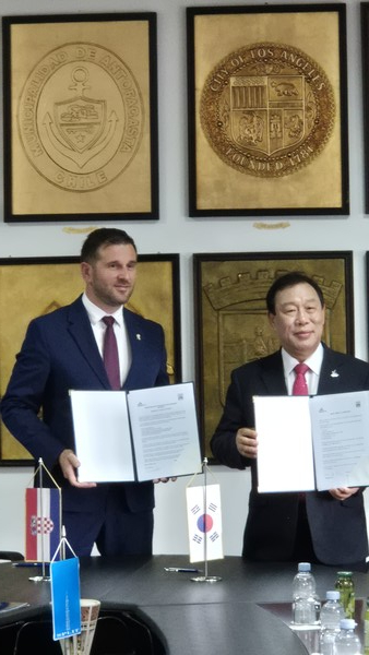 최민호 세종시장이 29일 스플리트시청을 방문해 토미슬라브 슈타 시장과 면담을 갖고 양 도시 간 공동 발전을 위한 구체적 교류 방안을 논의한 뒤 양해각서에 서명했다. 사진=김일순 기자