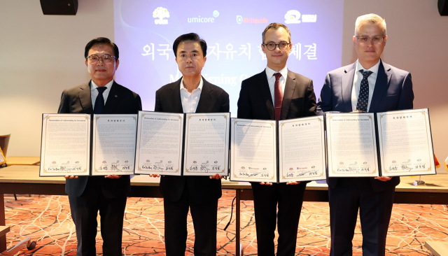 김태흠 충남지사가 지난 24일(이하 현지시각) 프랑스 파리에서 유미코아, 에어리퀴드와 투자협약을 체결했다. 충남도 제공.