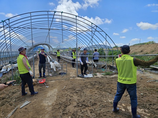 ▲ 홍성군자원봉사센터의 자원봉사자들이 수해피해 복구 현장에서 봉사활동을 하고 있다.  사진=이강희 명예기자
