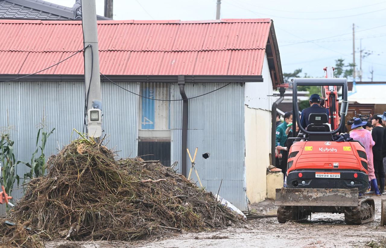 19일 집중호우로 침수 피해를 입은 충남 예산군 삽교읍 용동3리 마을에서 수해 복구 작업이 진행되고 있다. 김주형 기자 kjh2667_@cctoday.co.kr