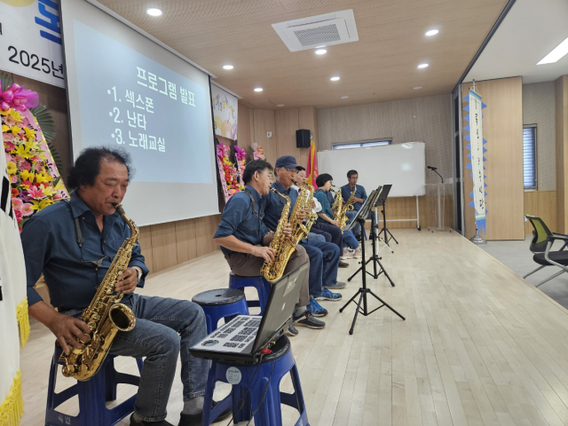 모음센터에서 진행된 ‘목면주민총회’에서 ‘섹소폰 교실’ 회원들이 공연하고 있다.