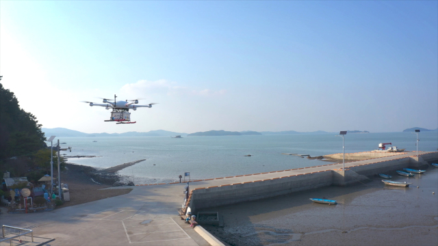 중왕항 배송거점에서 드론이 배송을 위해 이륙하는 모습. 서산시 제공