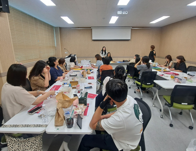 ▲논산계룡교육지원청에서 열린 ‘나색나향 활동가 배움자리’에서 학부모들이 퍼스널컬러 진단과 아로마 체험을 통해 감정 이해와 자기 성찰 활동에 참여하고 있다.