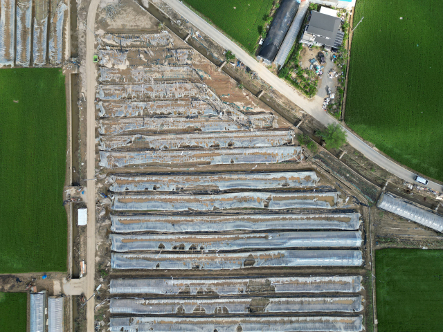 호우 피해에 뼈대만 남은 비닐하우스 = 연합뉴스 제공.