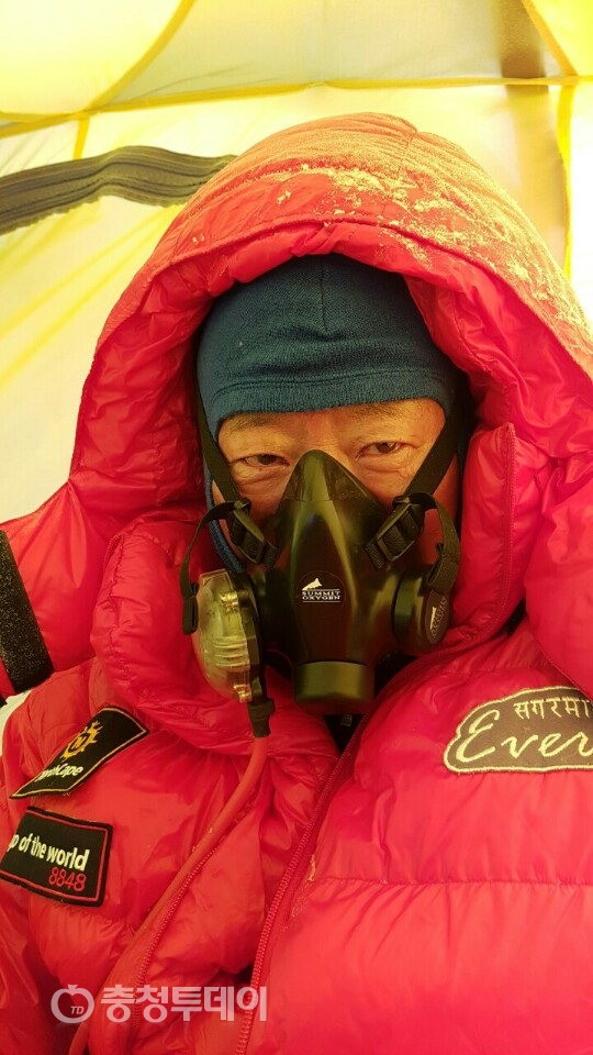 개인 통산 5번째 에베레스트 등정 성공 후 기념사진을 찍은 허영호 대장. 허영호 대장 제공