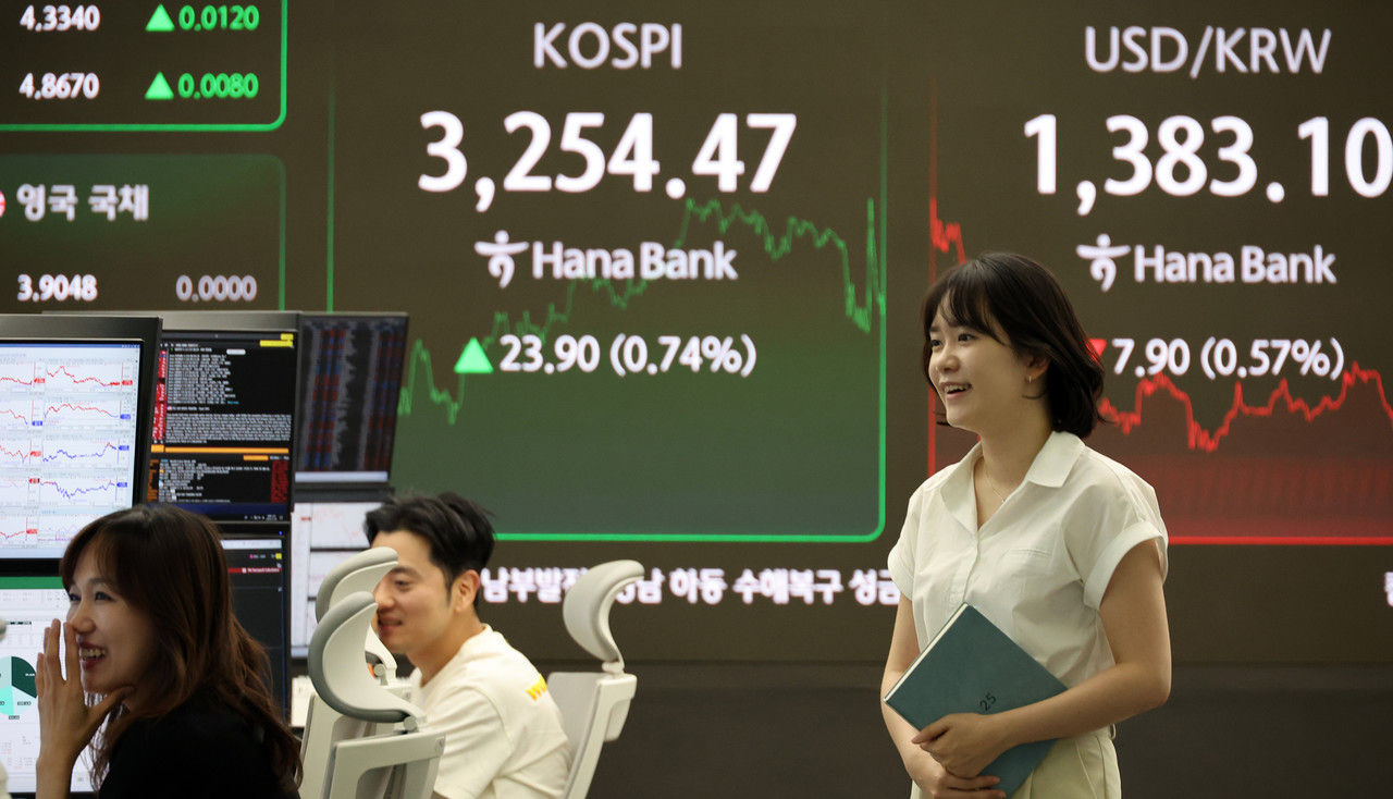 30일 서울 하나은행 본점 딜링룸에서 딜러들이 업무를 보고 있다. 이날 코스피는 전장보다 23.90포인트(0.74%) 오른 3,254.47에 장을 마치며 연고점을 재차 경신했다. 2025.7.30 사진=연합뉴스. 