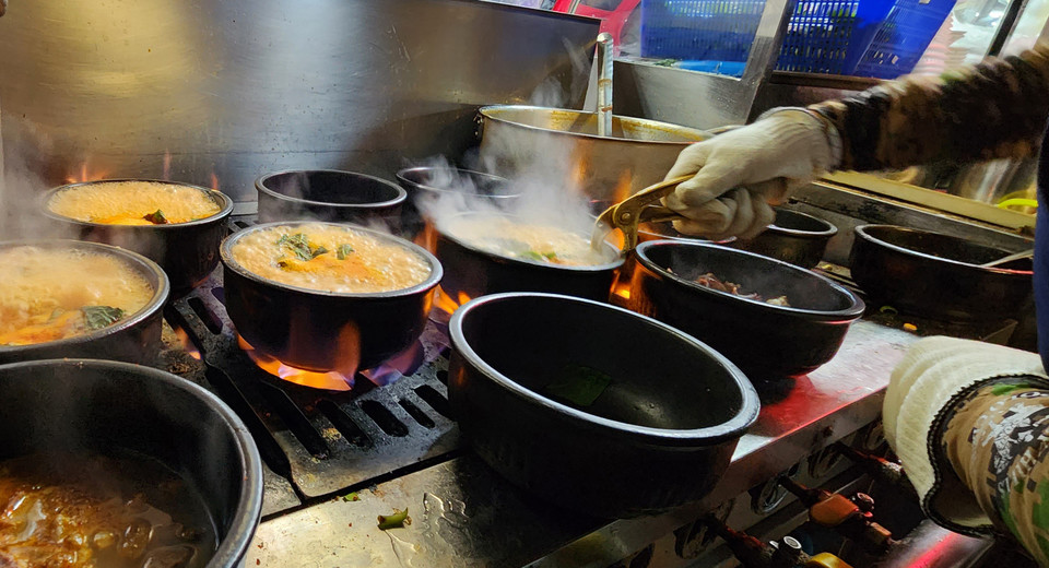 한 식당에서 가스 불에 국밥을 끓이고 있다. 사진=연합뉴스.