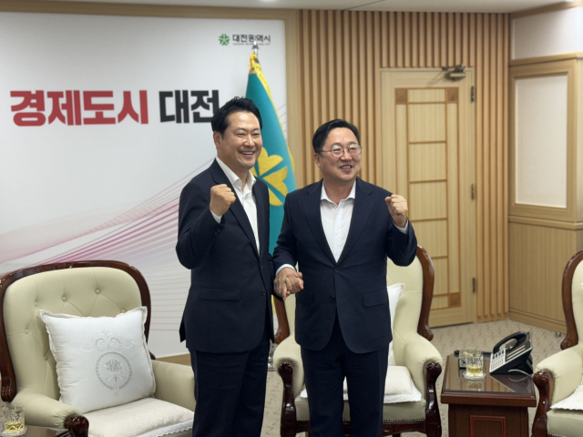 국민의힘 당 대표 선거에 출마한 장동혁 국회의원(왼쪽)이 31일 대전시청에서 이장우 대전시장을 만나 당과 충청지역 발전에 대한 의견을 나눴다. 사진=조사무엘 기자