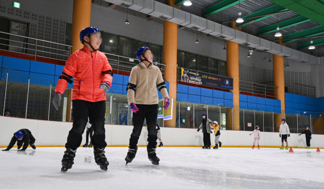 무더운 날씨가 이어진 31일 대전 서구 남선공원 종합체육관 빙상장을 찾은 시민들이 얼음을 가르며 더위를 식히고 있다. 김주형 기자 kjh2667_@cctoday.co.kr