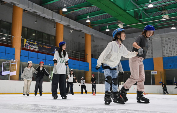 무더운 날씨가 이어진 31일 대전 서구 남선공원 종합체육관 빙상장을 찾은 시민들이 얼음을 가르며 더위를 식히고 있다. 김주형 기자 kjh2667_@cctoday.co.kr
