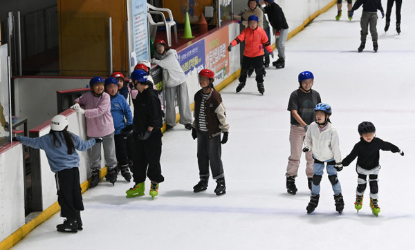 무더운 날씨가 이어진 31일 대전 서구 남선공원 종합체육관 빙상장을 찾은 시민들이 얼음을 가르며 더위를 식히고 있다. 김주형 기자 kjh2667_@cctoday.co.kr
