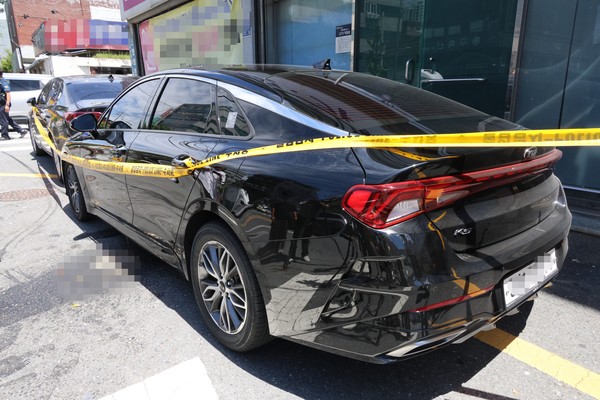 30일 오전 11시 45분께 대전 중구 한 지하차도 근처에서 전 연인을 살해한 혐의를 받는 A(20대)씨가 도주 약 24시간 만에 긴급체포 됐다. 사진은 A씨가 도주에 이용한 렌터카 주변으로 폴리스라인이 처져 있는 모습. 