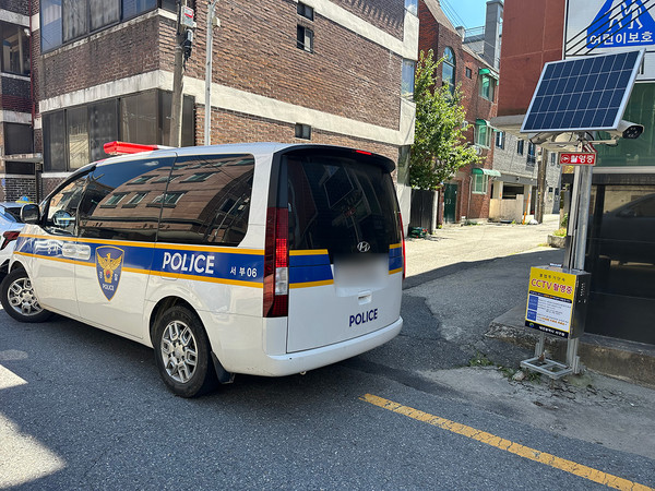 29일 오후 12시경 대전 서구 괴정동의 한 빌라 인근에서 20대 남성이 30대 여성을 흉기로 피습한 후 도주한 가운데 현장에 경찰이 출동해 있다. 사진=함성곤 기자