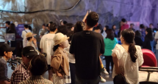 충주 종민동 활옥동굴을 찾아 폭염 속 더위를 식히는 관광객들의 모습이다.사진=김의상 기자