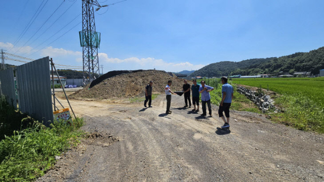 충남 서산시 성연면 고남3리에서 추진 중인 서산-성연 송전선로 건설사업의 지중화 깊이 축소 문제를 두고 주민들과 한국전력공사와 갈등을 빚고 있다. (사진=독자 제공)