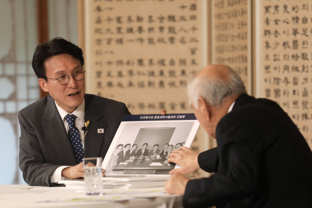 ▲ⓒ김민석 국무총리는 31일 서울 국무총리공관에서 ‘제2차 K-토론나라, 신동식과의 미래대화’를 개최했다. 이날 행사는 김 총리가 인터뷰어로 나서고, 신동식 (주)한국해사기술(KOMAC) 회장이 답하는 형식으로 진행됐다. 국무총리실 제공