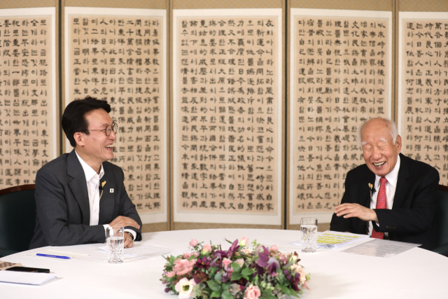 ▲ⓒ김민석 국무총리는 31일 서울 국무총리공관에서 ‘제2차 K-토론나라, 신동식과의 미래대화’를 개최했다. 이날 행사는 김 총리가 인터뷰어로 나서고, 신동식 (주)한국해사기술(KOMAC) 회장이 답하는 형식으로 진행됐다. 국무총리실 제공