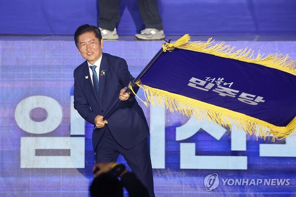 당기 흔드는 더불어민주당 정청래 신임 당대표.연합뉴스 제공