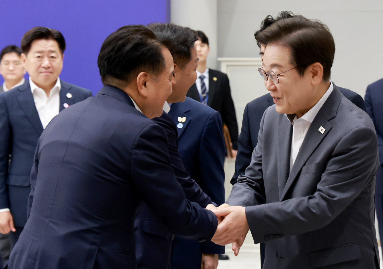 이재명 대통령이 1일 서울 용산 대통령실 청사에서 열린 전국 시도지사 간담회에서 김영환 충북도지사와 인사하고 있다. 2025.8.1 사진=연합뉴스. 