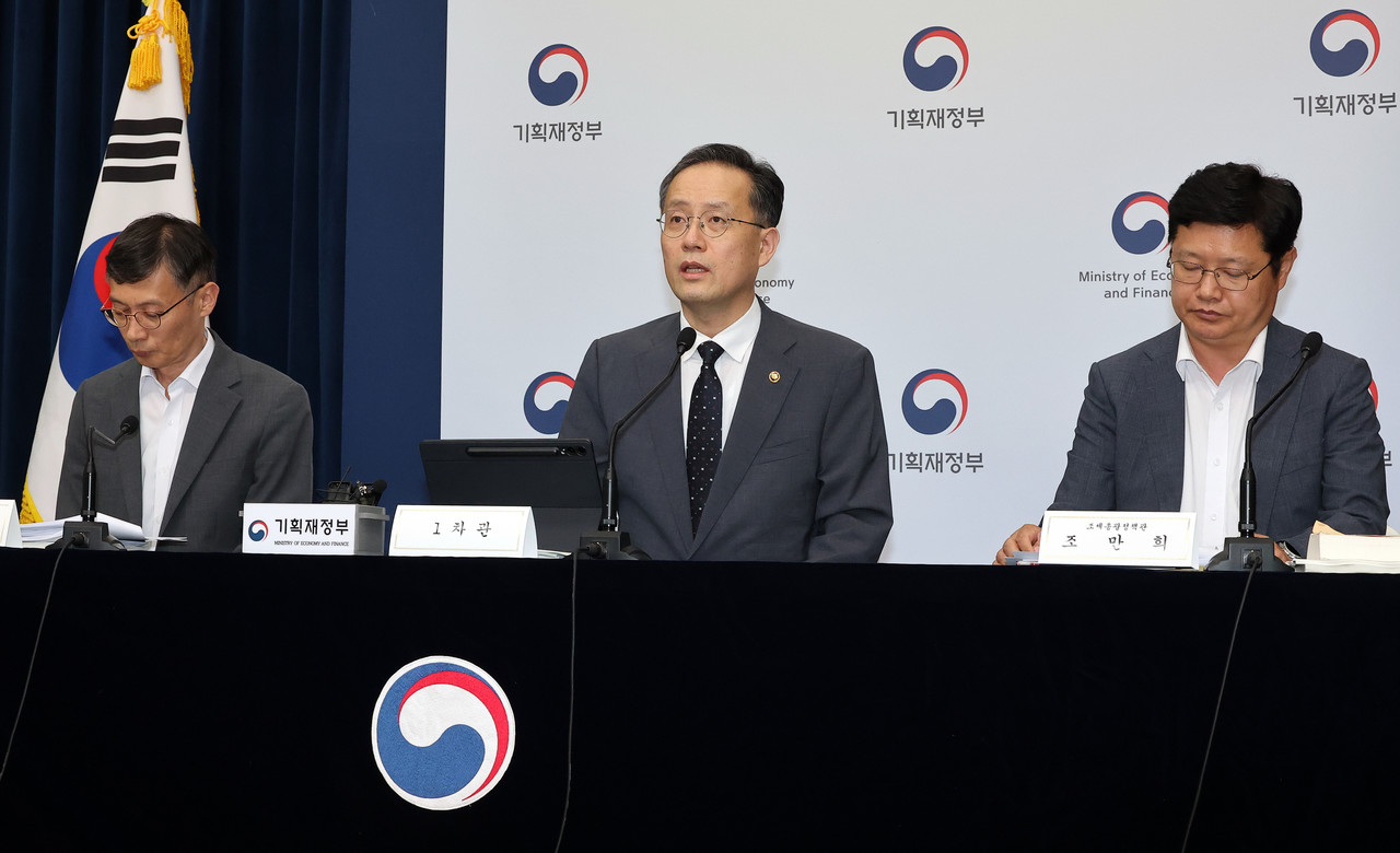 이형일 기획재정부 1차관이 지난 29일 정부세종청사 민원동 브리핑실에서 2025 세제 개편안 상세 브리핑을 하고 있다. 오른쪽부터 조만희 조세총괄정책관, 이 차관, 박금철 세제실장. 2025.7.31 사진=연합뉴스. 