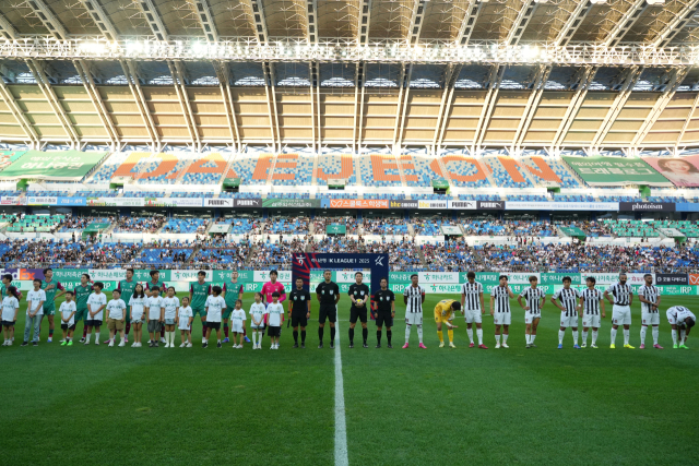 대전하나시티즌 선수들(왼쪽)과 FC서울 선수들. 대전하나 제공