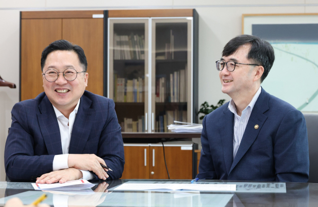 이장우 대전시장(사진 왼쪽)이 4일 오후 정부세종청사를 방문해 임기근 기획재정부 제2차관과 면담을 갖고, 내년도 주요 현안 사업에 대한 국비 지원을 공식 요청했다. 대전시 제공