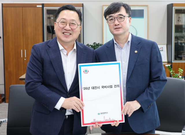 이장우 대전시장(사진 왼쪽)이 4일 오후 정부세종청사를 방문해 임기근 기획재정부 제2차관과 면담을 갖고, 내년도 주요 현안 사업에 대한 국비 지원을 공식 요청했다. 대전시 제공