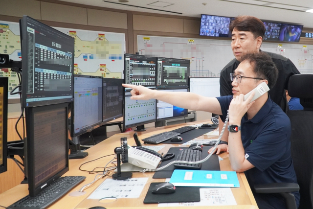 도시철도 스마트 공조 및 피크 전력 등을 통제하는 종합관제실 기계관제 모습. 대전교통공사 제공