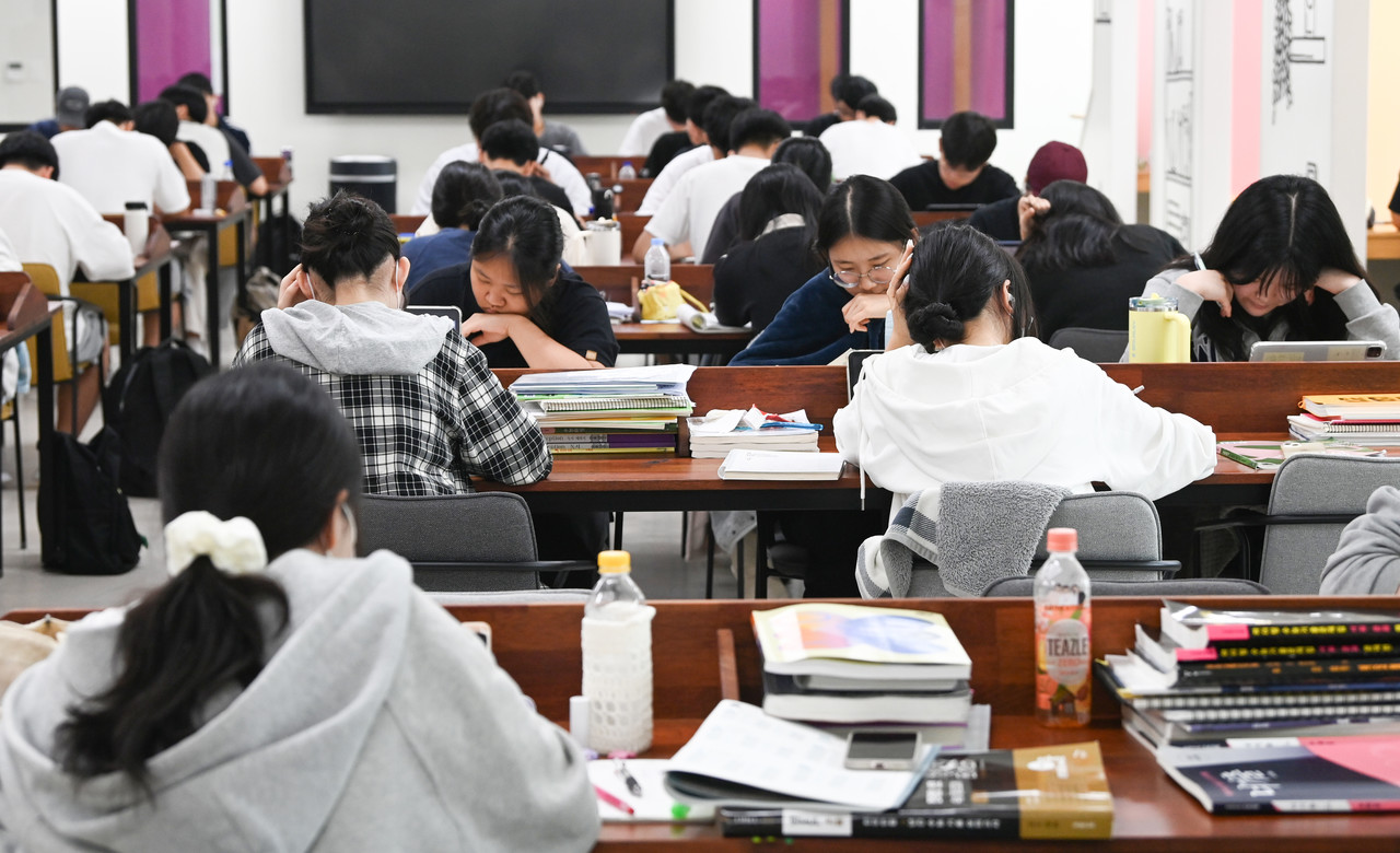 2026학년도 대학수학능력시험이 100일 앞으로 다가온 가운데 4일 대전 중일고등학교에서 고3 수험생들이 수능 공부를 하고 있다. 김주형 기자 kjh2667_@cctoday.co.kr