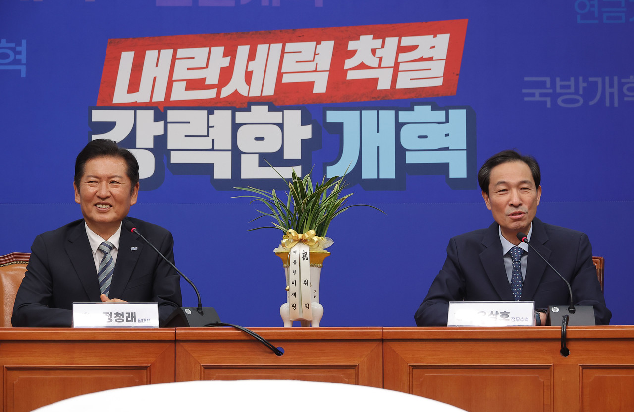 우상호 대통령실 정무수석이 4일 국회 당대표실에서 더불어민주당 정청래 신임 대표를 예방한 뒤 인사말을 하고 있다. 2025.8.4 사진=연합뉴스. 