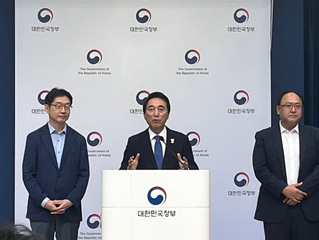 국정기획위 국가균형성장특위 박수현 위원장과 조상호 위원, 김경수 지방시대위원회 위원장과 강주엽 행정중심복합도시건설청장은 5일 정부세종청사 중앙동에서 기자회견을 가졌다.사진=김일순 기자